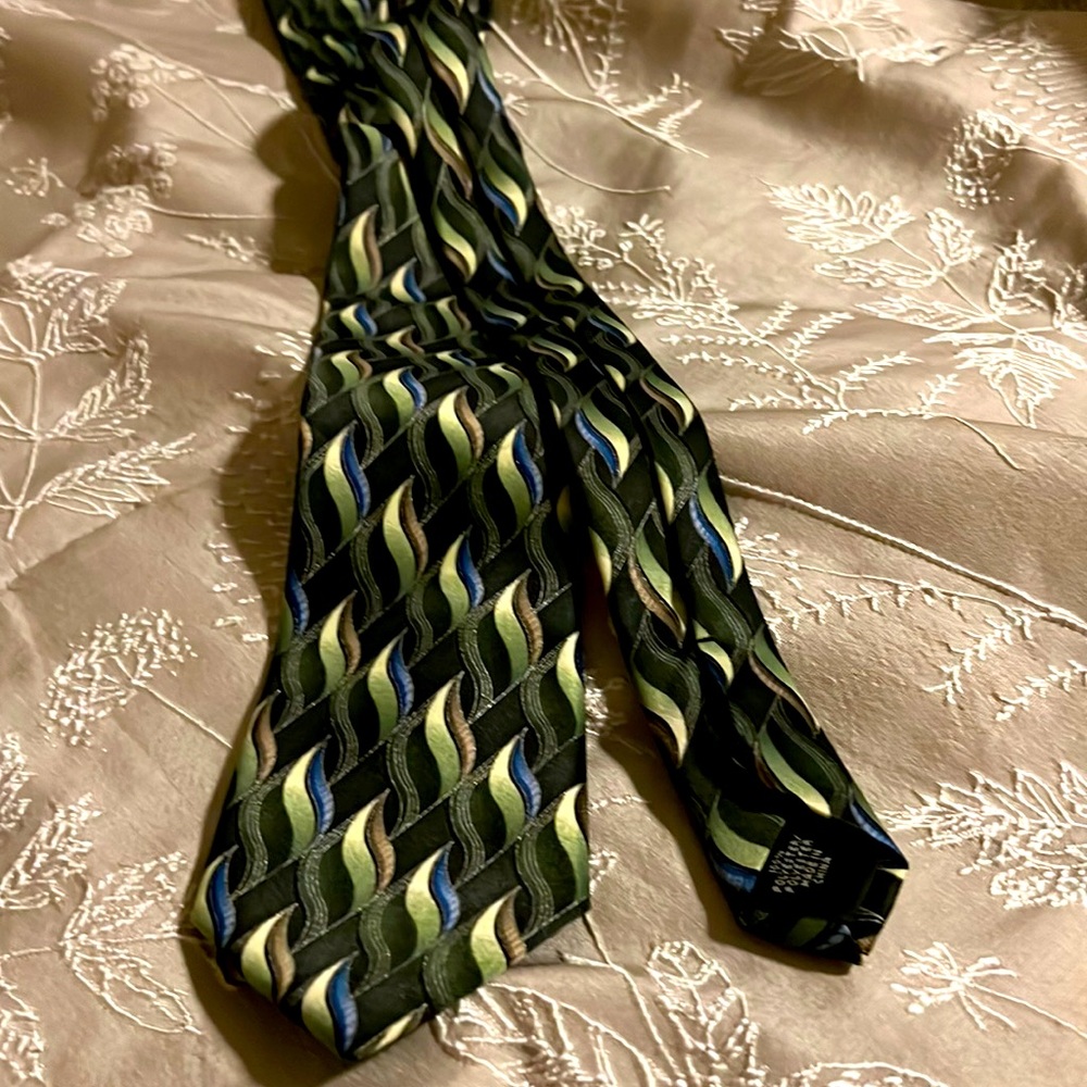 Arrow like NEW tie. Worn very little. Beautiful colors.